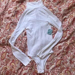 Free People white long sleeve high neck bodysuit🤍